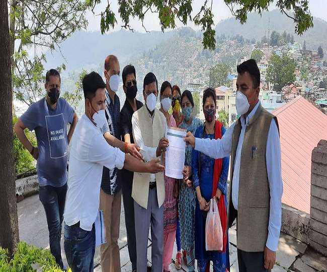 Congressmen demanded from the center that one crore people should be  vaccinated every day in the country