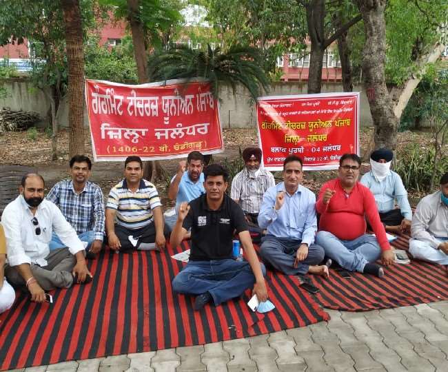 जालंधर में अध्यापकों ने डीईओ प्राइमरी दफ्तर घेरकर दूसरे दिन भी प्रदर्शन