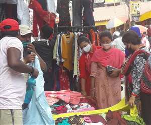 भागलपुर में बाजारों में उमड़ी लोगों की भीड़।