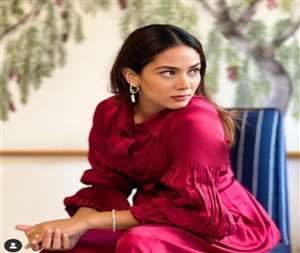 Mira Rajput Kapoor shared a picture on social media, glamorous look in red dress