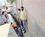 मेरठ में गांवों के नवनिर्वाचित प्रधान मुसीबत में लोगों की मदद कर रहे हैं।