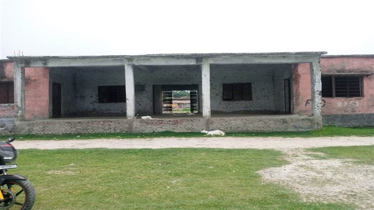 जर्जर स्थिति में मझवलिया का आउटडोर खेल स्टेडियम। फोटो- जागरण।