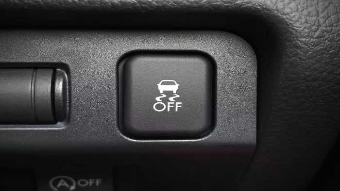 कैसे काम करता है गाड़ियों में लगा Traction Control