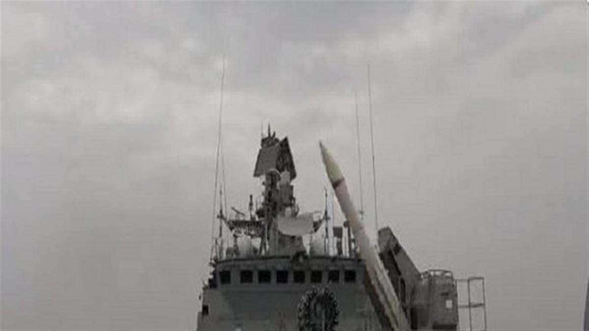 भारतीय नौसेना स्वदेशी हथियारों से लैस हो रही है।
