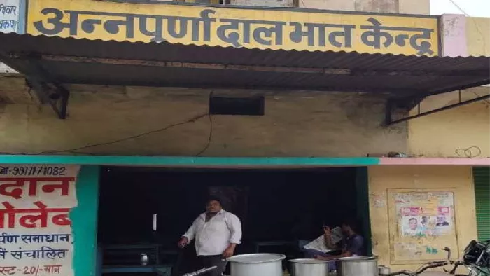 दाल-भात की योजना में सरकार को लगा रहे चूना, कहा- खिलाते हैं 600 को, लेकिन भोजन 60 का भी नहीं बना था - Operators of Daal bhat centers are morphing the data