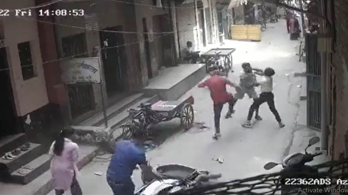 आजादपुर इलाके में बदमाशों ने मारपीट कर हत्या कर दी।