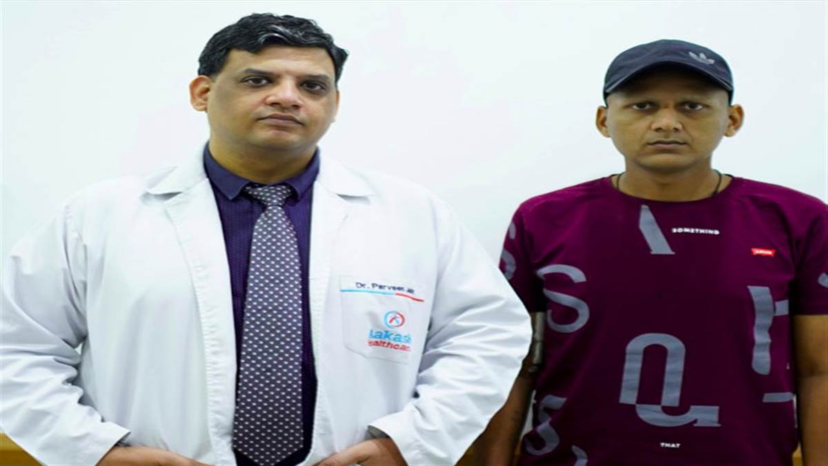 आकाश हेल्थकेयर अस्पताल में आंकोलाजी विशेषज्ञ डा. प्रवीन जैन मरीज के साथ।