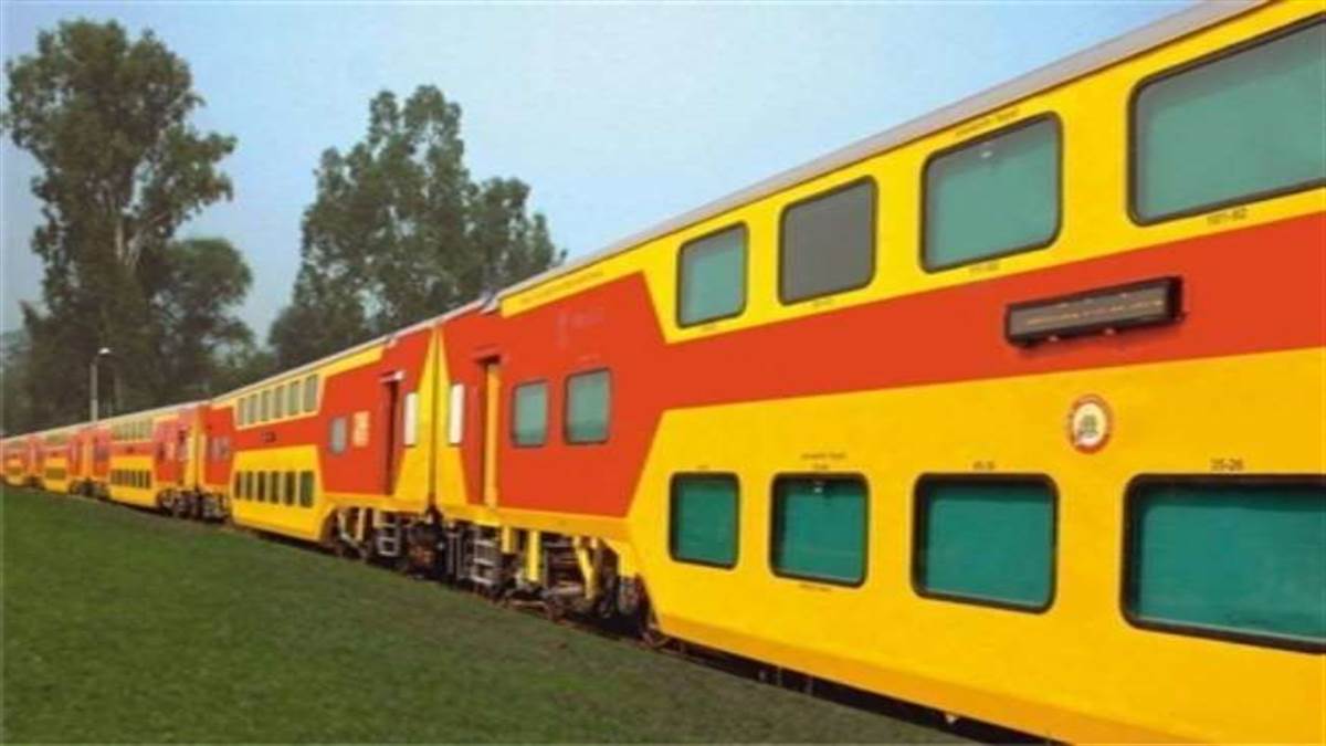 https://www.jagranimages.com/images/newimg/04062022/04_06_2022-double_decker_train_22772558.jpg