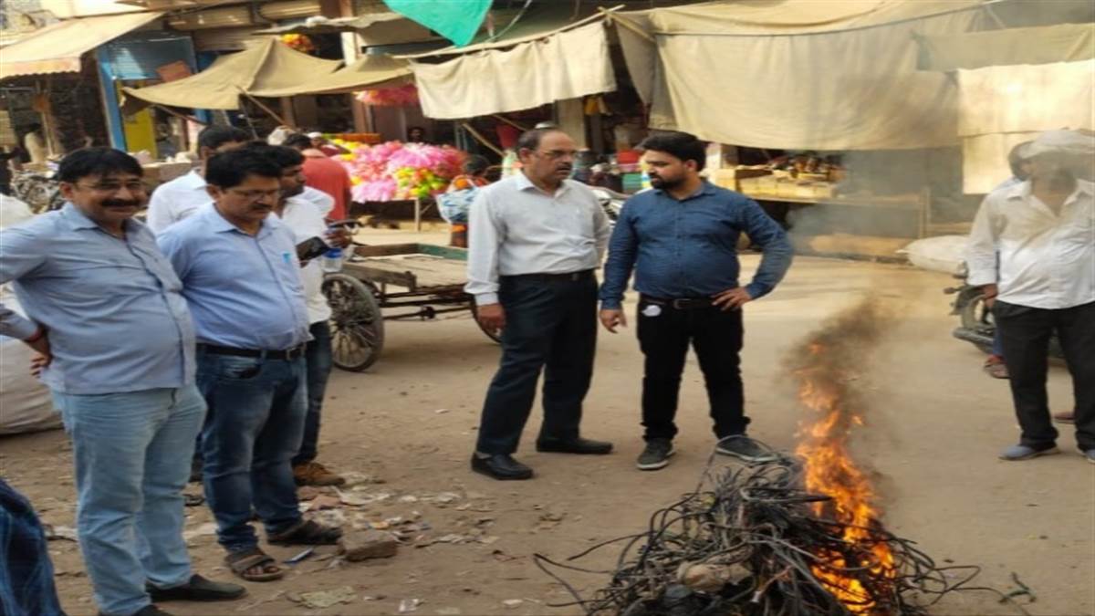 electricity department raid in varanasi dalmandi area recovery of 14 lakhs from 150 shopkeepers and building owners