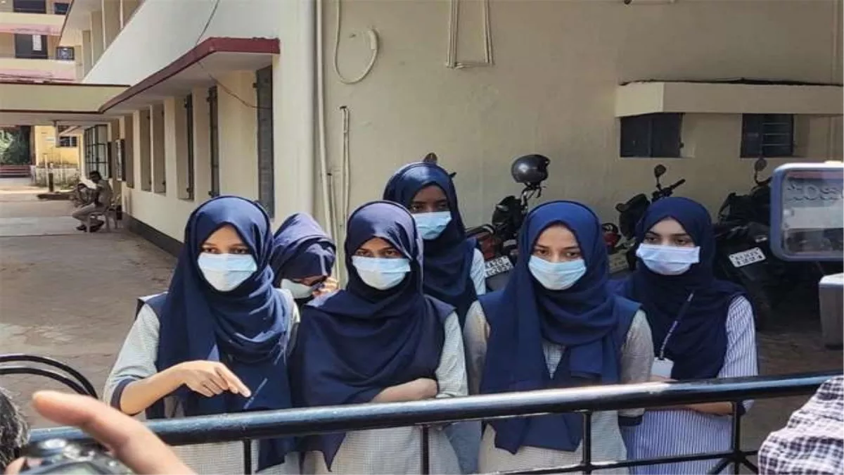 Hijab Row: कर्नाटक में हिजाब पहनकर कालेज पहुंचना छात्रा को पड़ा भारी, प्रिंसिपल ने किया सस्पेंड