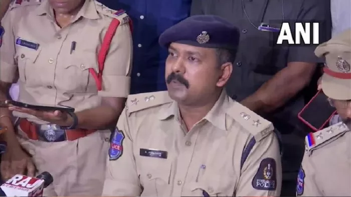 हैदराबाद सामूहिक दुष्कर्म में पुलिस ने दो शख्स को गिरफ्तार किया है। (फोटो सोर्स: एएनआइ)