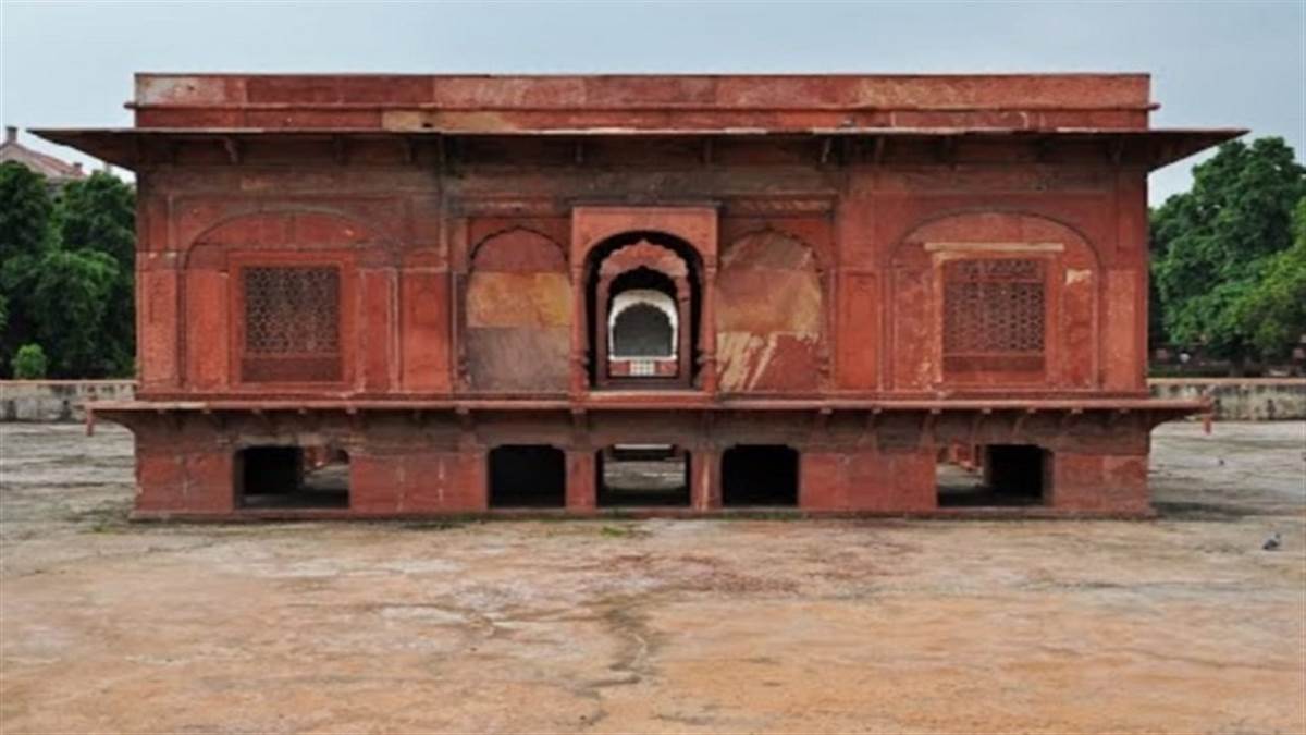 जफर महल और लालकिला उन इमारतों में शामिल है जिन्हें बहादुर शाह फजर ने बनवाया है