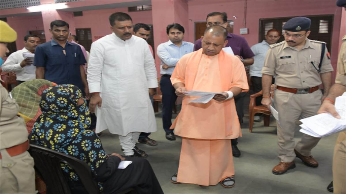 https://www.jagranimages.com/images/newimg/04062022/04_06_2022-janta_darshan1_22773357.jpg