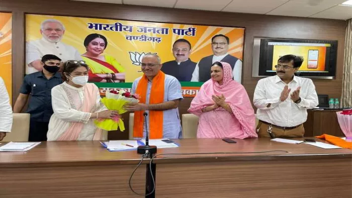 सांसद किरण खेल अधिकारियों और पार्टी नेताओं के साथ दनादन बैठकें कर रही हैं।