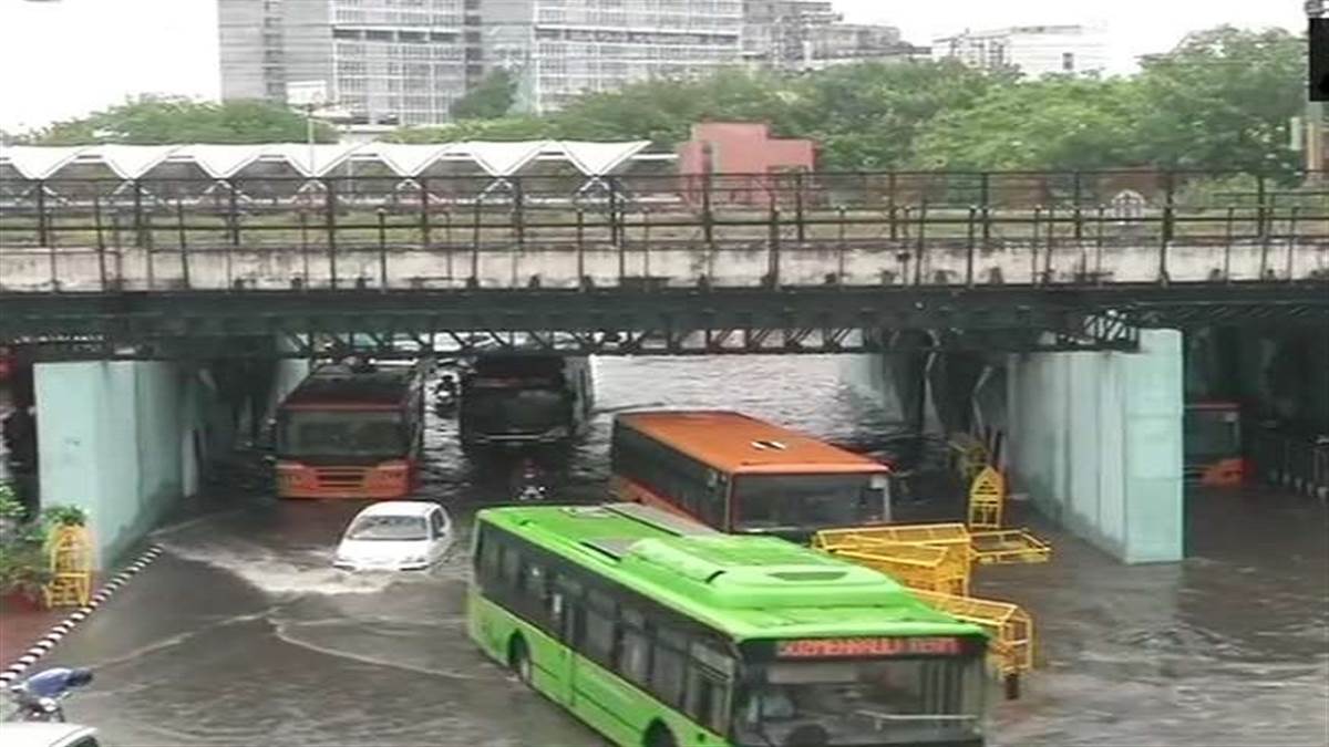 आइटीओ इलाके की सड़कों का रखरखाव लोक निर्माण विभाग करता है।