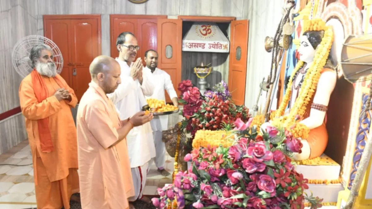 CM Yogi Visit: तीन दिवसीय दौरे पर गोरखपुर पहुंचे मुख्यमंत्री योगी  आदित्यनाथ, गुरु चरणों में नवाया शीश - CM yogi adityanath visit in gorakhpur  for three days