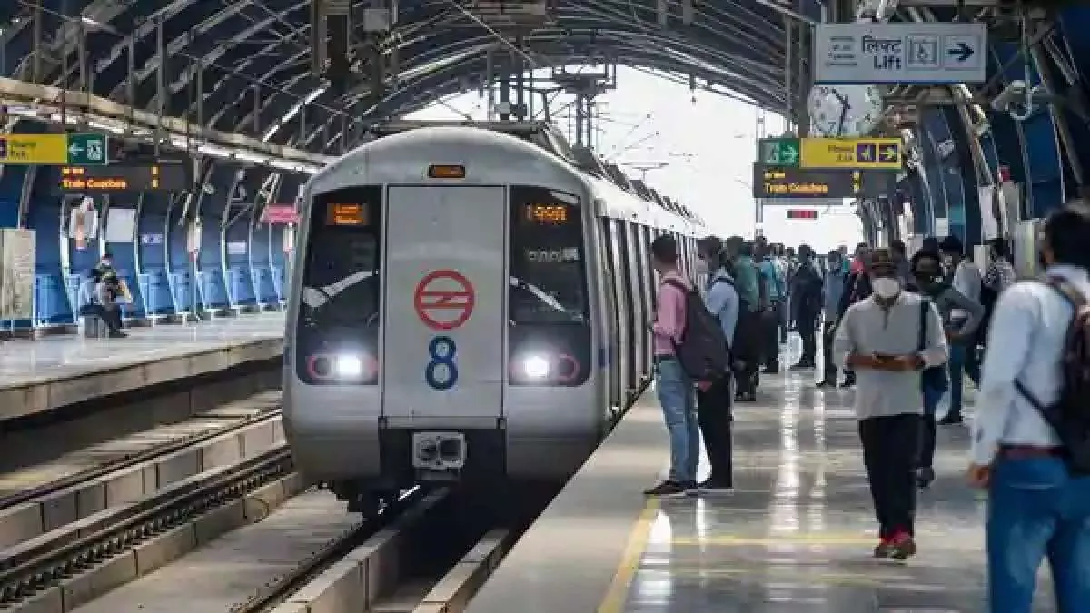 Delhi Metro: मेट्रो स्टेशन के साथ लिखा जाएगा ब्रांड का नाम, ट्रेन के अंदर भी होगा अनाउंस