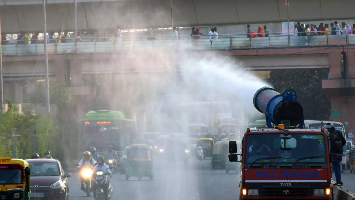 Delhi Air Pollution: अब दिल्ली में सड़कों की मशीनों से होगी धुलाई, प्रदूषण पर लगेगी लगाम