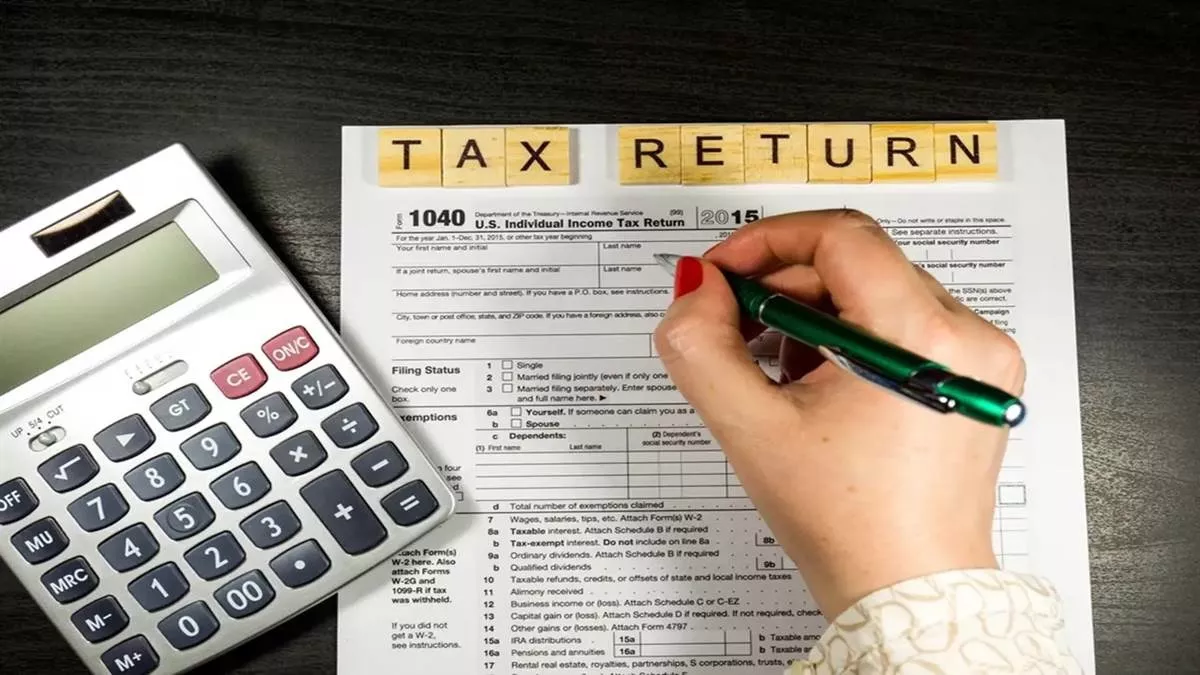 Income Tax: गलत ITR फॉर्म भरना पड़ सकता है भारी, नोटिस देने के साथ ये भी कार्रवाई कर सकता है आईटी डिपार्टमेंट