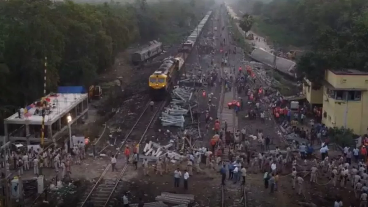 Odisha Train Tragedy: बालेश्वर में युद्ध स्तर पर चल रहा मरम्मत कार्य, घटनास्थल पर मौजूद हैं रेल मंत्री