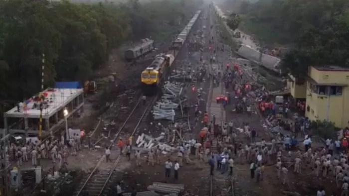 हादसे के बाद बालेश्वर में मरम्मत का काम जारी।