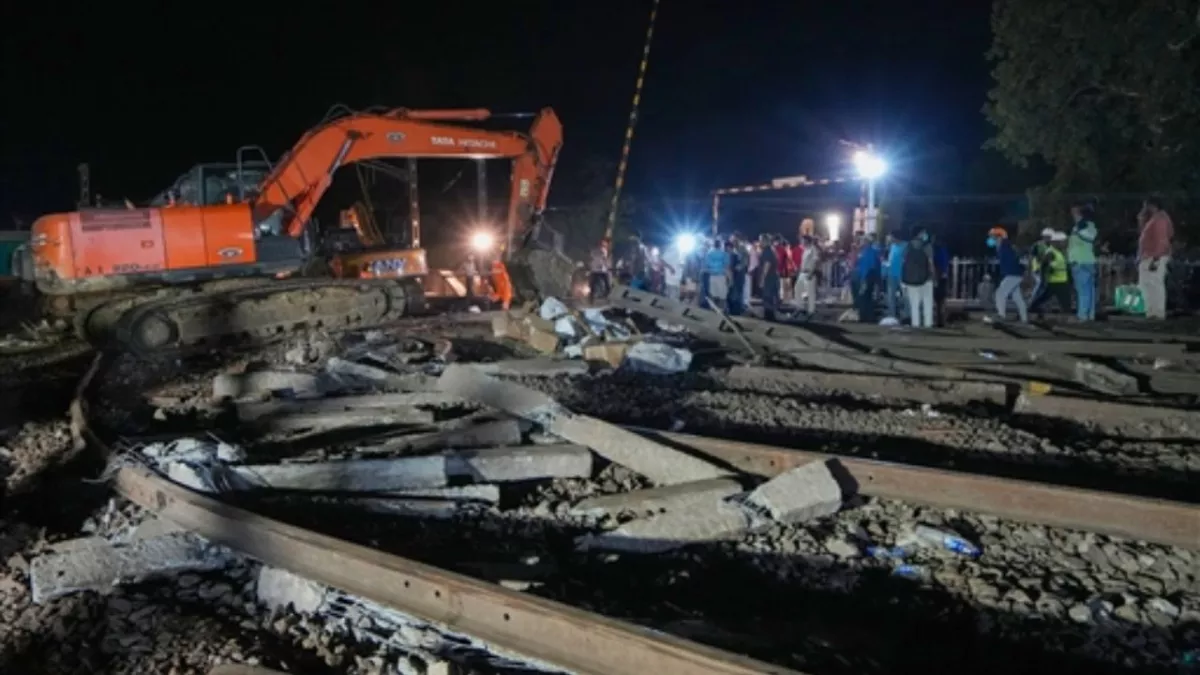 Odisha Train Tragedy: बालेश्वर में युद्ध स्तर पर चल रहा मरम्मत कार्य, घटनास्थल का जायजा लेने पहुंचे रेल मंत्री