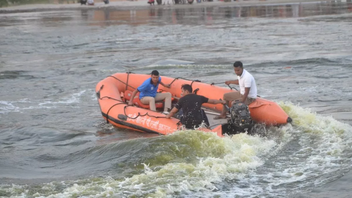 Agra News: यमुना नदी में नहाने आए चार दोस्त डूबे, पीएसी के गोताखोर तलाश में जुटे, स्वजन का रो-रोकर बुरा हाल