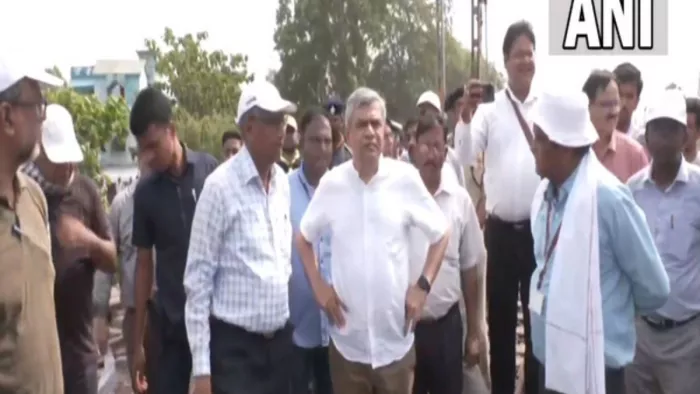 रेल मंत्री अश्विनी वैष्णव ने बालेश्वर का किया निरीक्षण (फोटो/एएनआई)