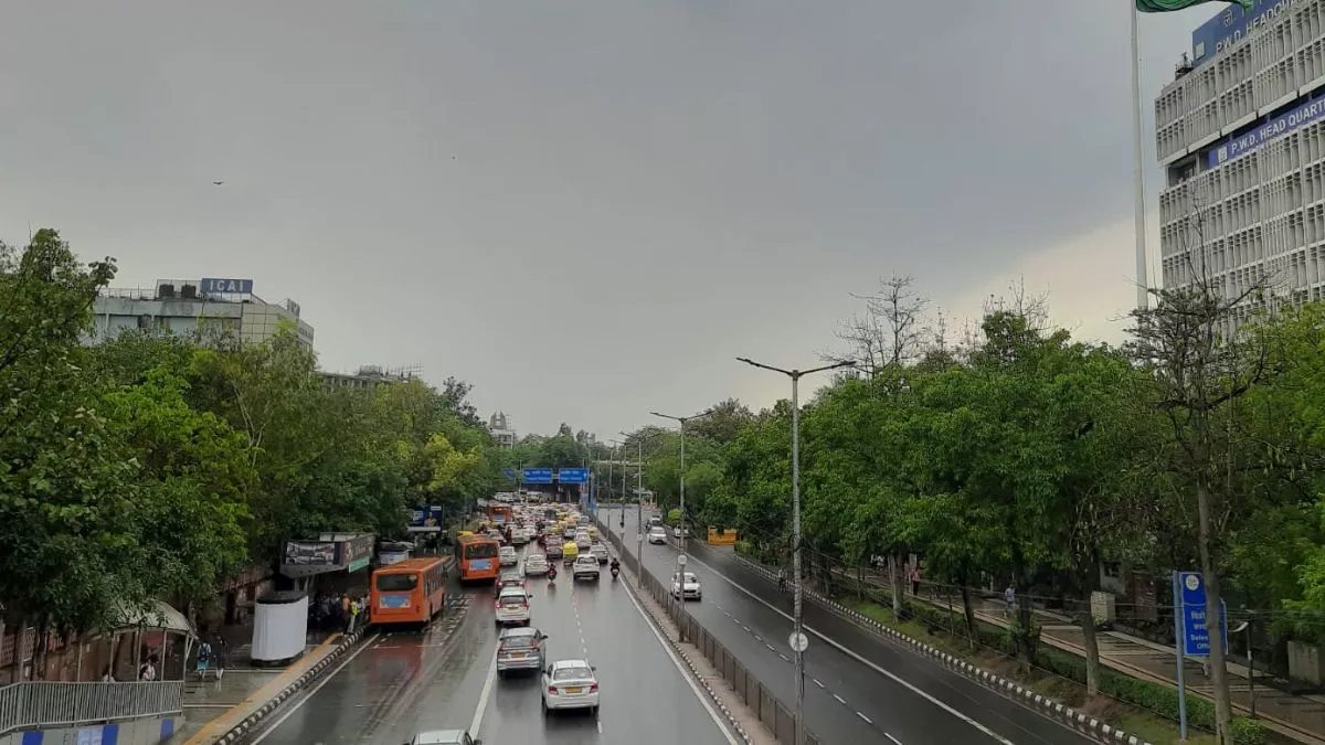 Delhi Rains: दिल्ली-एनसीआर में तेज हवाओं के साथ झमाझम बारिश, वीकेंड हुआ सुहावना