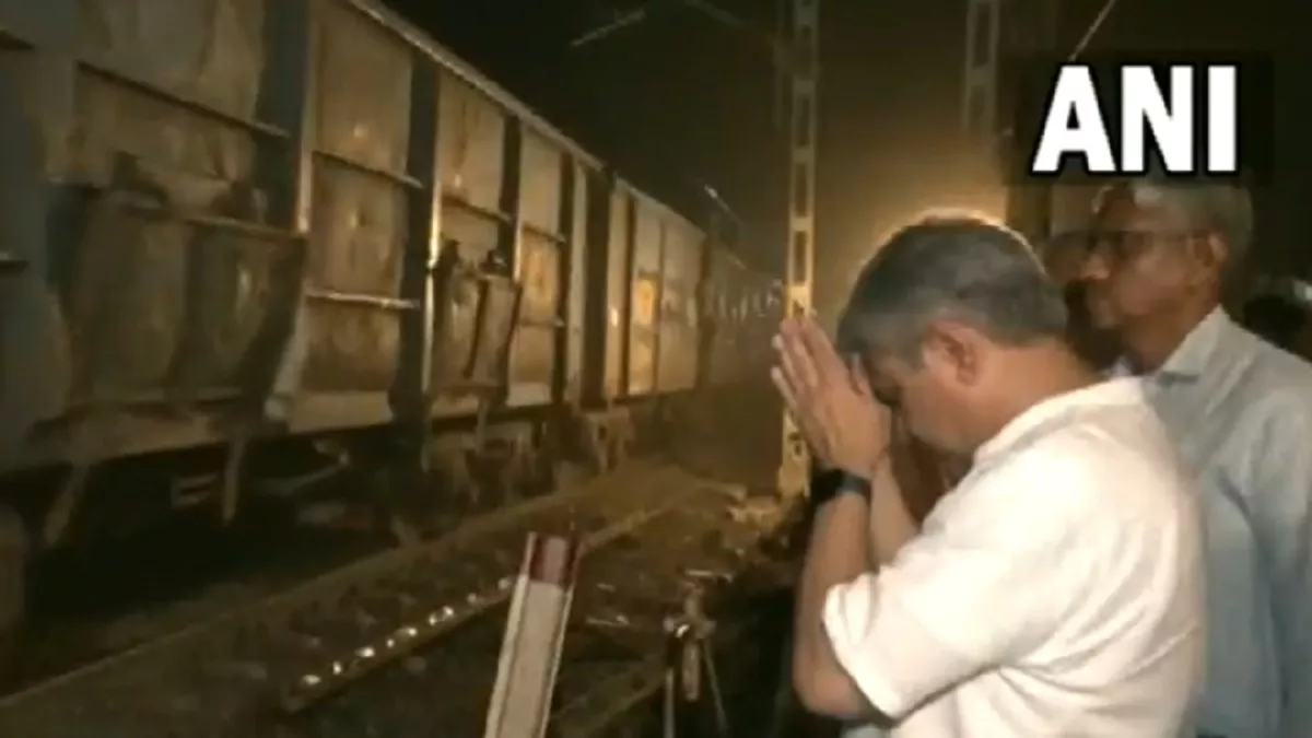 बालेश्वर हादसे के 51 घंटे बाद ट्रैक पर शुरू हुई ट्रेनों की आवाजाही रेल  मंत्री ने हाथ जोड़कर किया विदा - After 51 hours of the Baleshwar accident  the movement of trains