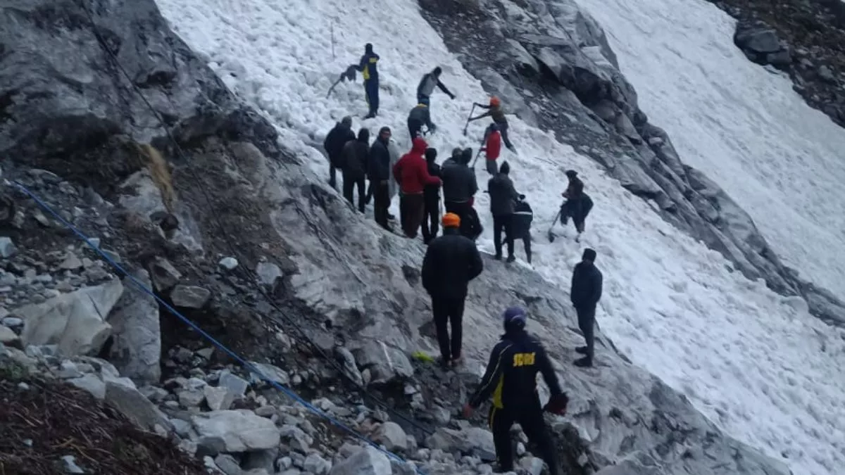 Hemkund Sahib : हिमखंड टूटा- हेमकुंड से लौट रही महिला यात्री लापता; पांच को सुरक्षित निकाला