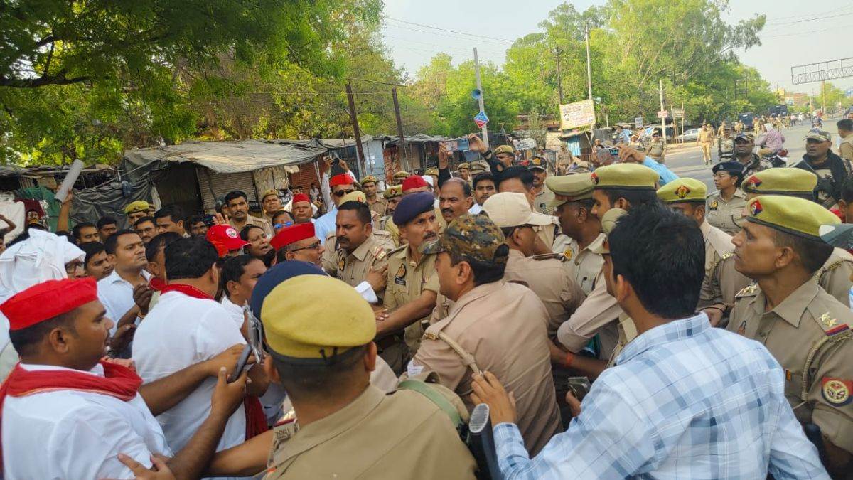 clash between police and sp in up attempt to reach counting venue by breaking barrier lathi charge was carried out