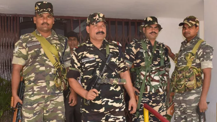 मीरजापुर : राजकीय पालीटेक्निक कालेज परिसर में बने स्ट्रांग रूम की सुरक्षा में तैनात केंद्रीय सुरक्षा बल के जवान। जागरण