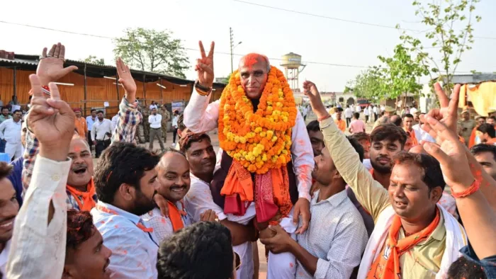जीते के बाद समर्थकों के साथ सांसद जगदंबिका पाल। जागरण