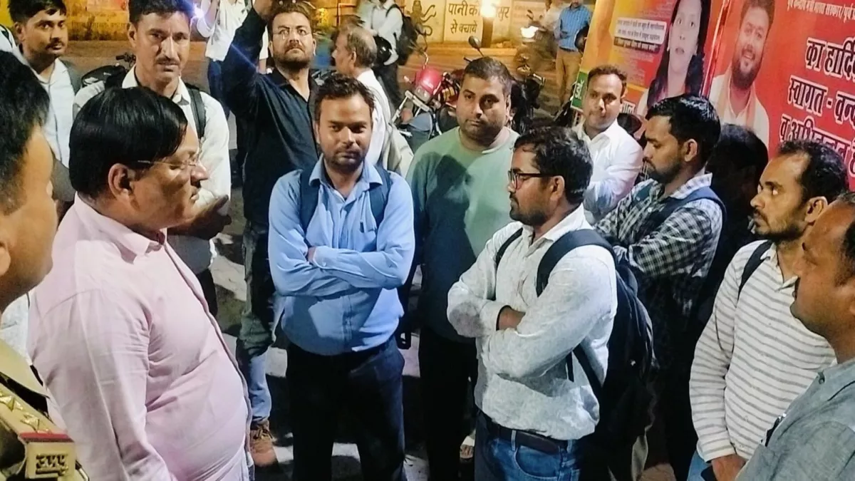 यहां कैसे आए हो...कौन काम नहीं कर रहा, DM आवास के बाहर शिक्षकों को देख गुस्से से लाल-पीले हुए BSA