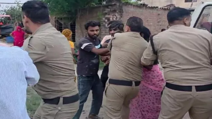 दो कांस्टेबल सहित छह लोग घायल. सौ वीडियो ग्रैंब