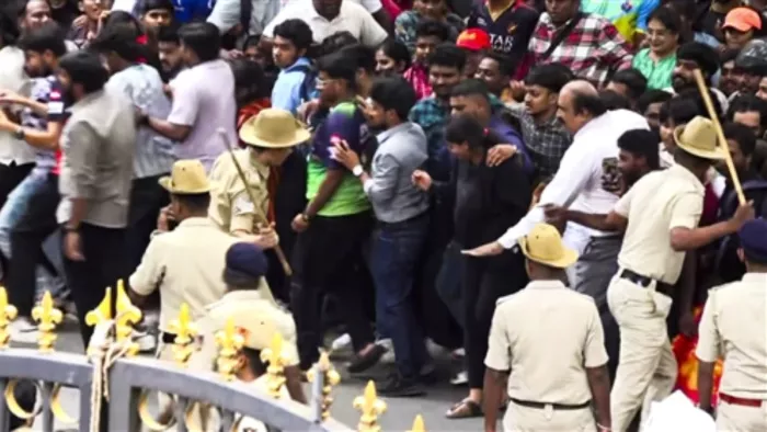 बेंगलुरु के चिन्नास्वामी स्टेडियम के बाहर भगदड़ मचने से कई लोगों की जान चली गई (फोटो: पीटीआई)