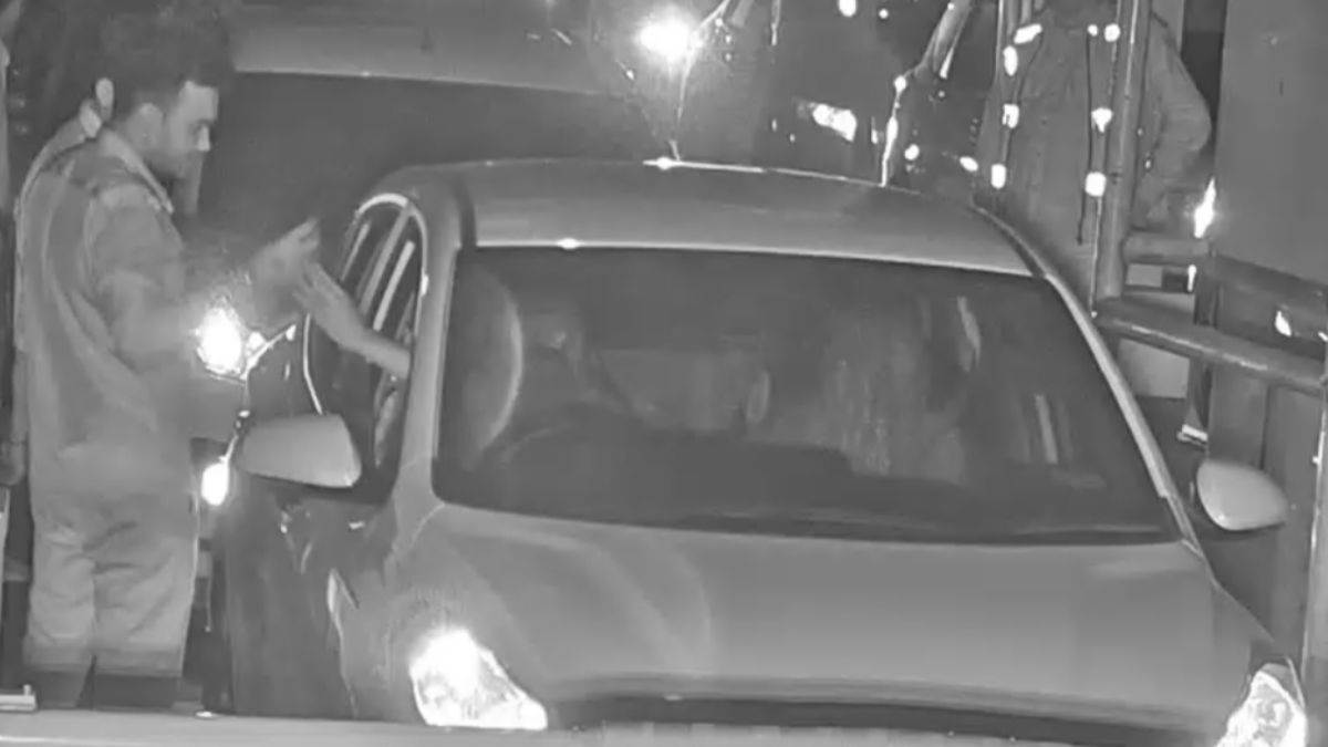 hapur toll plaza employee seizes ring over fastag issue