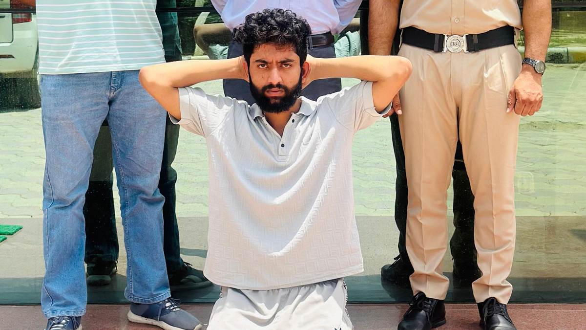 in sirsa a person was duped of rs 5 lakh by sending a link on whatsapp police arrested the accused from rajasthan