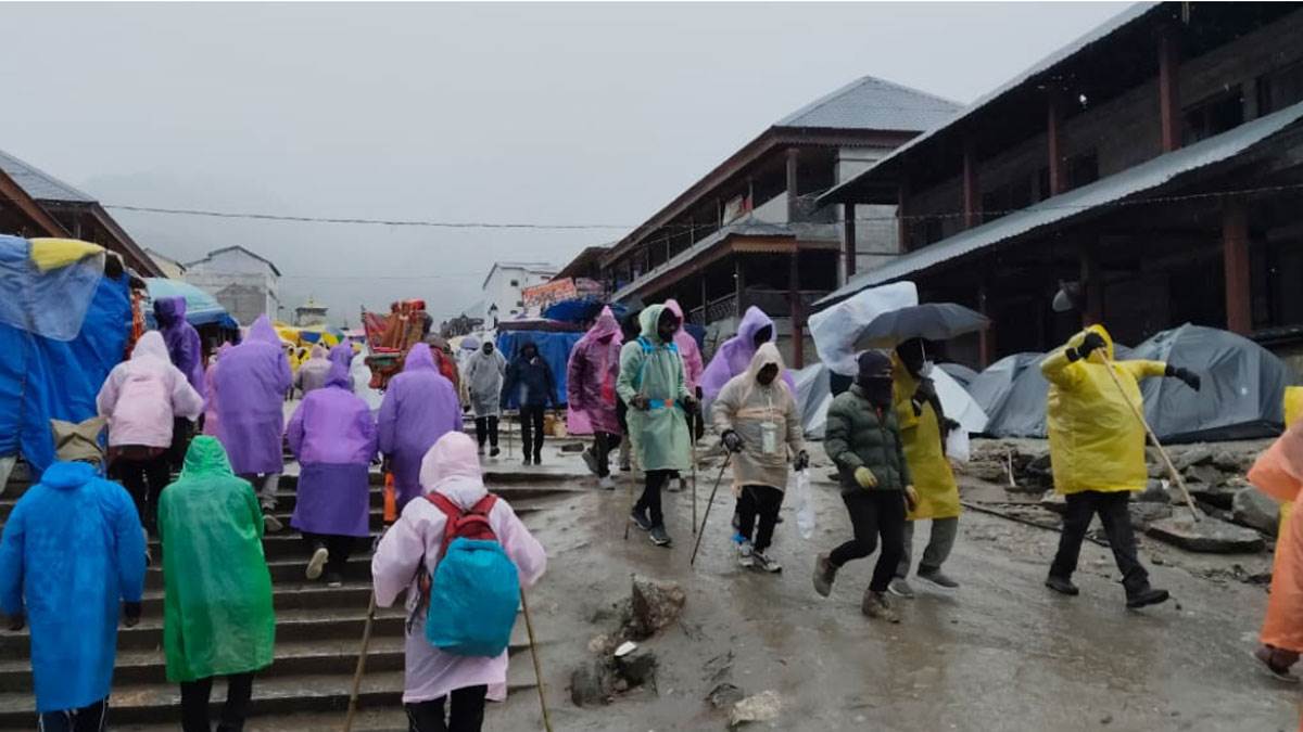 uttarakhand weather update snowfall in kedarnath dham disrupts travel