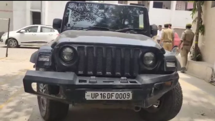 Mahindra Thar ने युवक को कुचलने की कोशिश की, कटा चालान।