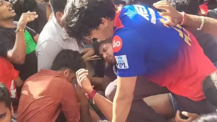 आरसीबी के सम्मान समारोह में मची भगदड़