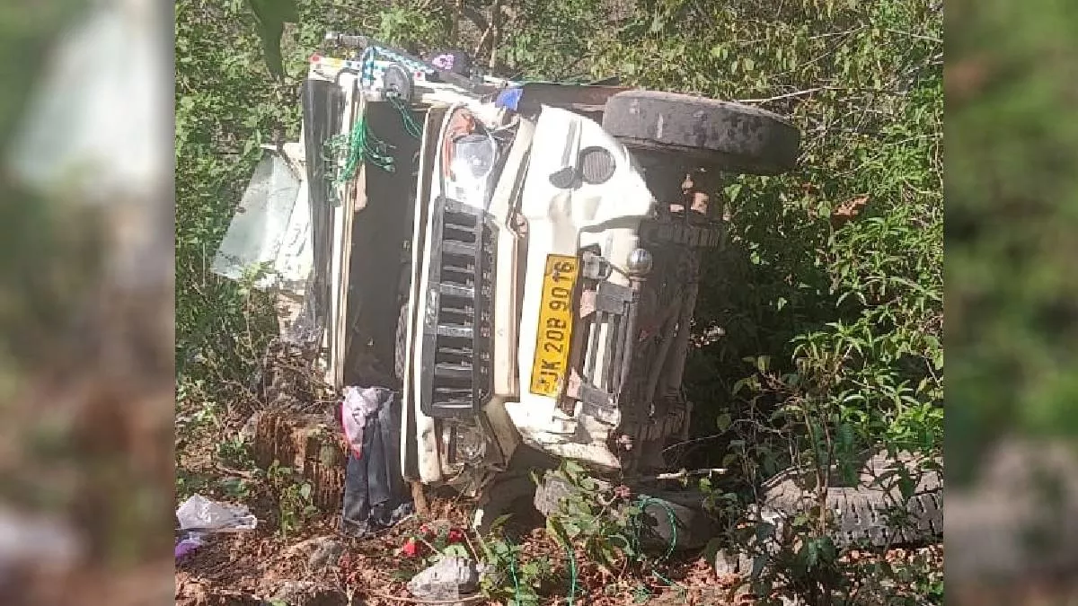 जम्मू-कश्मीर के रियासी में बड़ा हादसा, 50 फीट गहरी खाई में गिरी गाड़ी; 12 लोग घायल