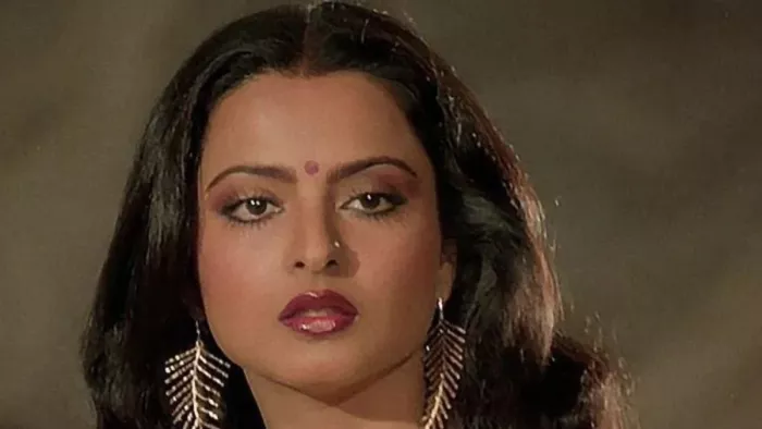 बॉलीवुड अभिनेत्री रेखा का किस (फोटो क्रेडिट- फेसबुक)