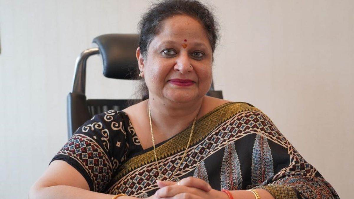 divisional commissioner sangeeta singh raided aligarh and officers were found missing from the offices