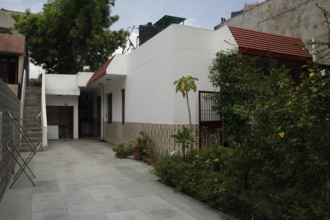 महिला वकील की हत्या में घरेलू सहायकों को पकड़ने की चल रही कोशिश