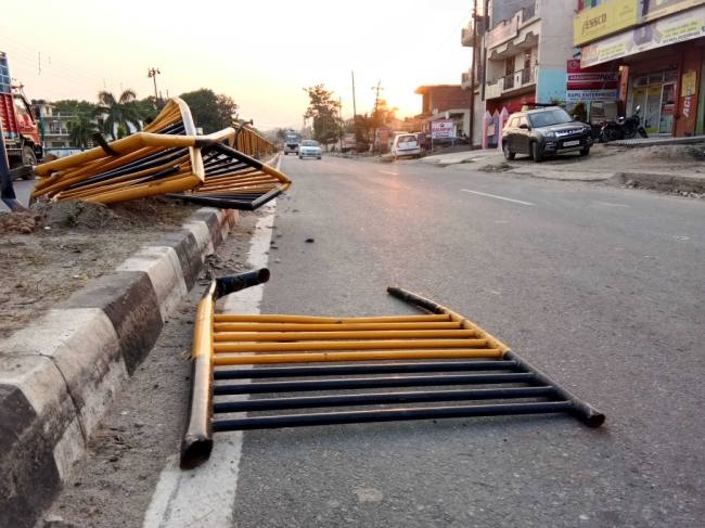 एनएच मार्ग पर टूटी रेलिंग दे रही मौत को दावत