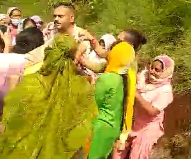 पुलिस चौकी प्रभारी को पीटने वाली 12 महिलाएं,गिरफ्तार क्लिक करके जानें पूरी खबर - Himachalikhabar पुलिस चौकी प्रभारी को पीटने वाली 12 महिलाएं,गिरफ्तार क्लिक करके जानें पूरी खबर - Himachalikhabar