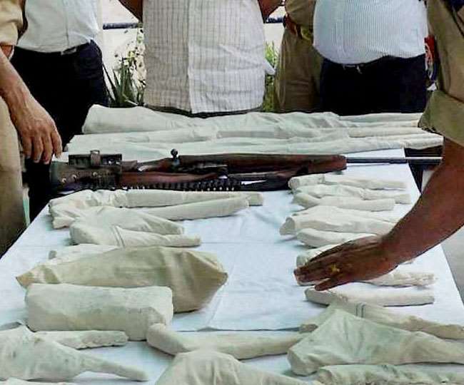 क्राइम ब्रांच व बिसरख कोतवाली पुलिस ने अवैध हथियारों की आपूर्ति करने वाले गिरोह का भंडाफोड़ किया है।