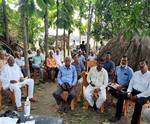 छात्रावास निर्माण को लेकर आयोजित बैठक में शामिल लोग। जागरण।